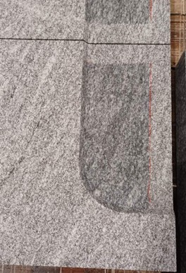 Benk av granitt med trekasse